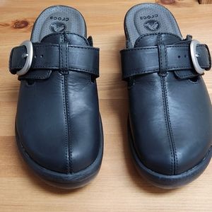 CROCS 15513 Women's leather cobbler buckle slip on mule Clogs black size 7